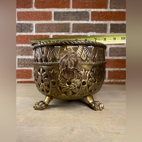 Decorative Crafts Inc Large Brass Jardiniere with Lion Heads and Paws MCM - Picture 3 of 11